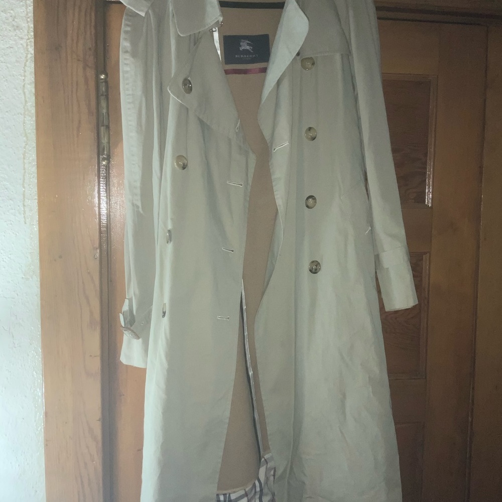 Burberry trenchcoat